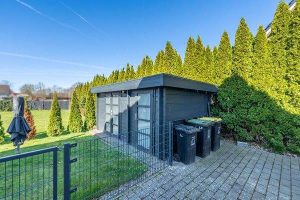 Für die Gartengeräte wurde ein kleiner Schuppen geschaffen