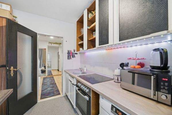 Küche mit Geschirrspüler und Ceranfeld