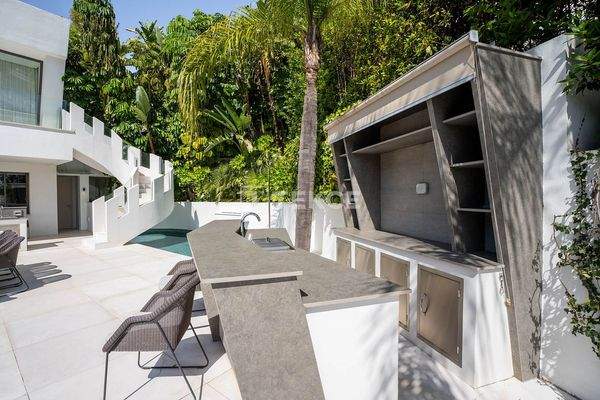 Sea View House with a Spa in Benahavis Malaga