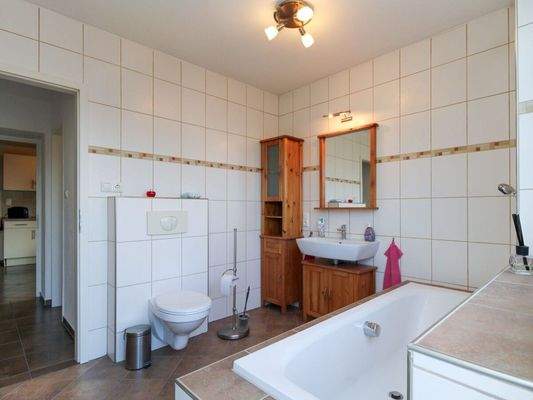 Badezimmer weitere Perspektive