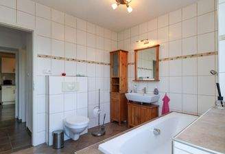 Badezimmer weitere Perspektive