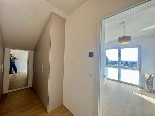 Ankleide im OG mit Einbauschränken