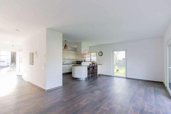 Helles Wohnzimmer mit offener Küche