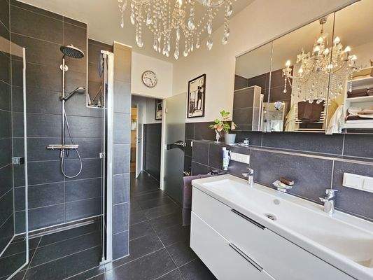 Tageslichtbad mit bodengleicher Dusche