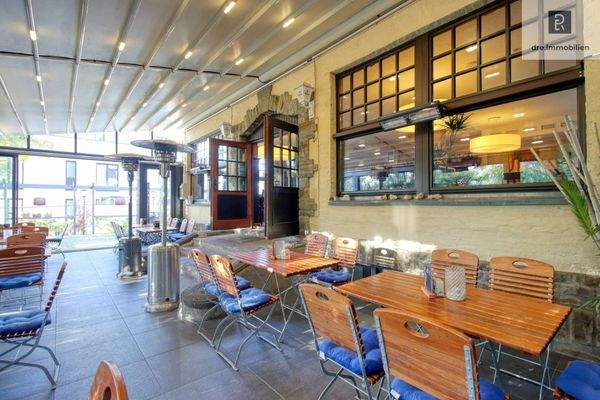 Terrasse mit Dachjalousie