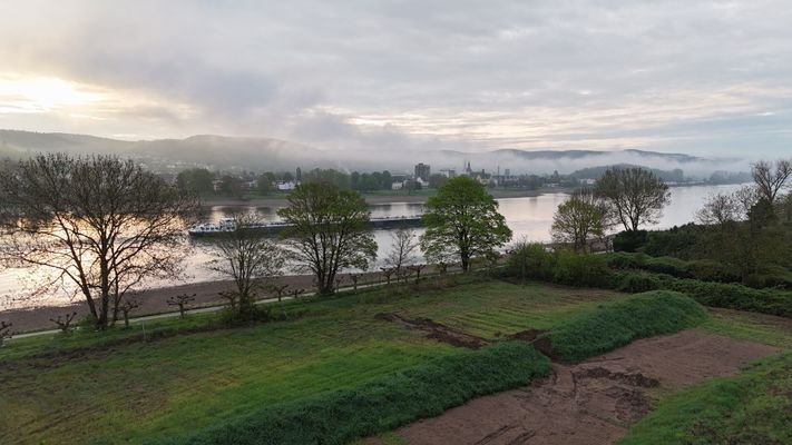 Rhein Fluss auswärts