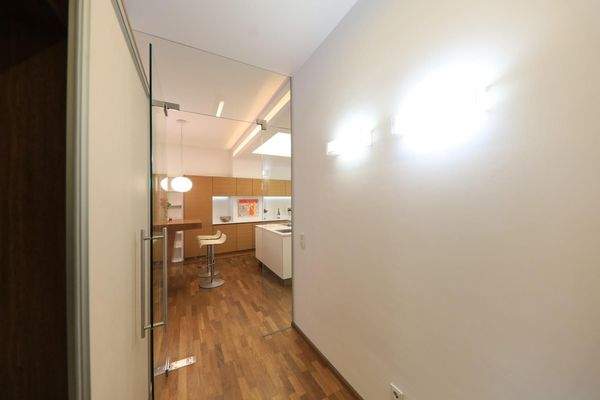 Blick Schrankraum zu Küche