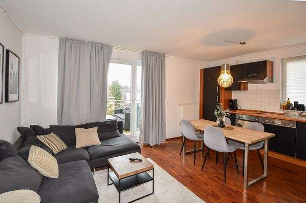 Wohnbereich mit Zugang zur Dachterrasse