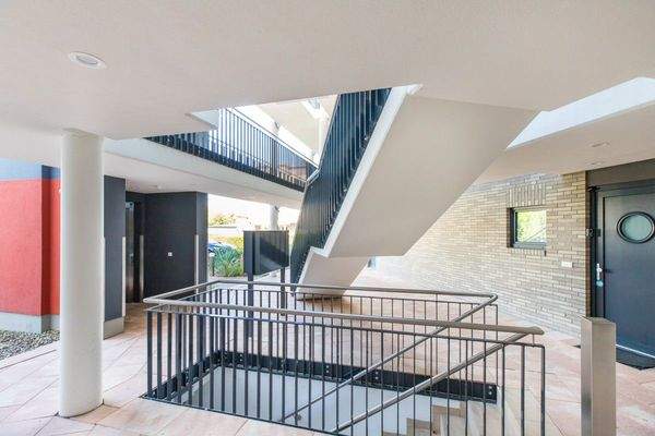 Treppenhaus mit Fahrstuhl