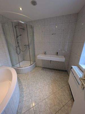 Badezimmer mit Dusche und Eckbadewanne