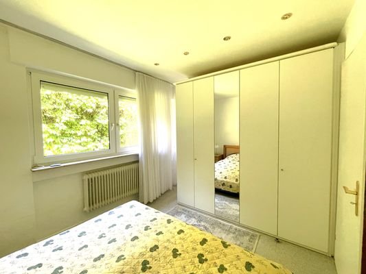 ...mit Raumteiler-Schrank und ...