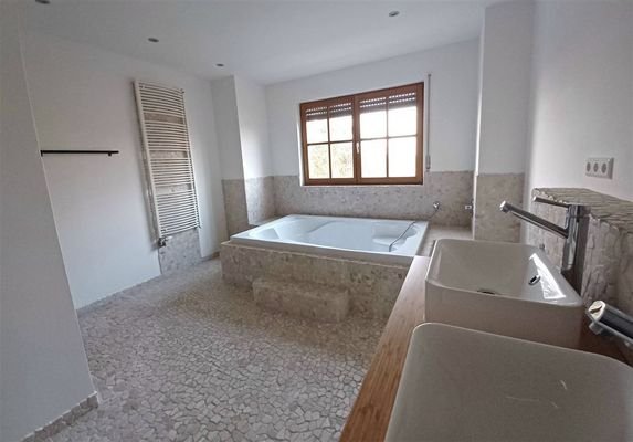Wellness Badezimmer mit Whirlpool