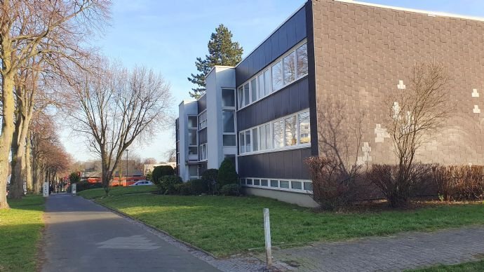 Modernisierte, äußerst helle Wohnung mit 16 Fenstern in ruhiger Lage in Bo-Hiltrop