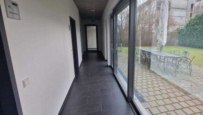 Flur mit Gartenansicht