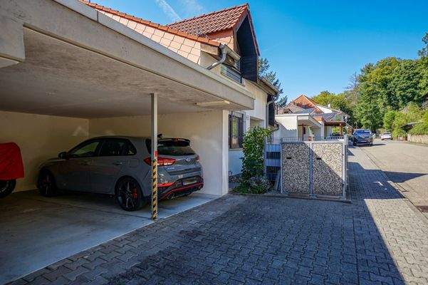 Überdachter Stellplatz vor dem Haus