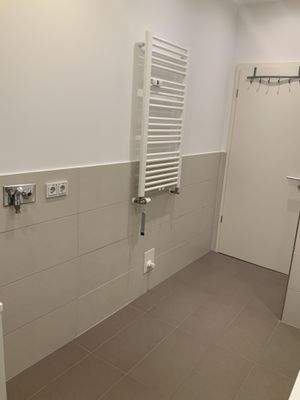 Badezimmer mit Fußbodenheizung und Handtucheizkörper