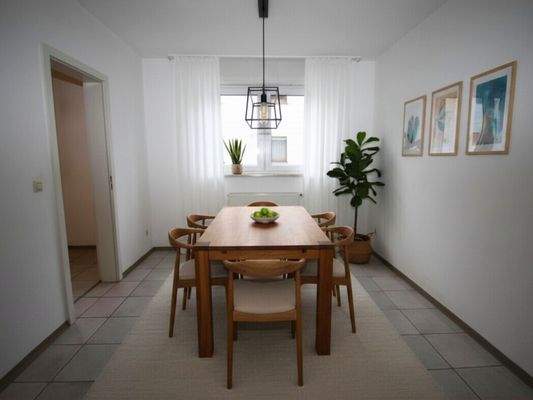 Esszimmer EG (mit KI bearbeitet)