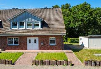 Ansicht Haus von der Straße - KI-generiert