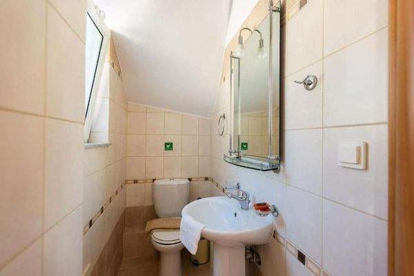 Kreta, Kournas: Spektakuläre Villa mit Tennisplatz nahe des Kournas-Sees zu verkaufen