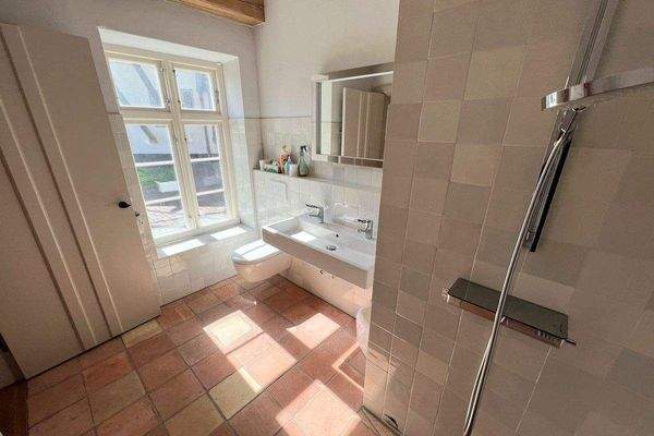 Tageslicht-Bad m. bodengl. Dusche (EG/linke DHH)