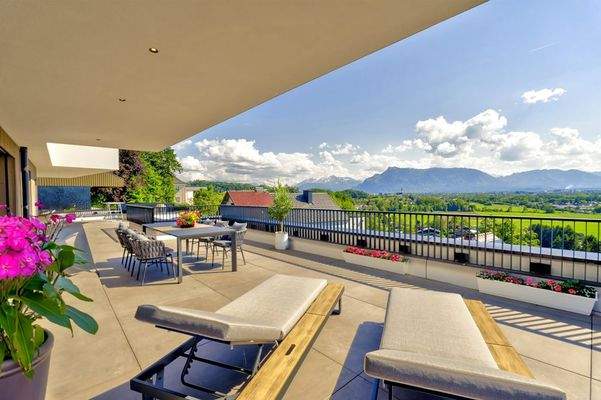 Sonnenstunden genießen auf der rund 85 m² großen Terrasse