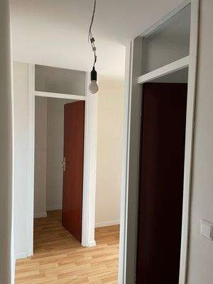 Flur mit Abstellraum und Nische.jpeg