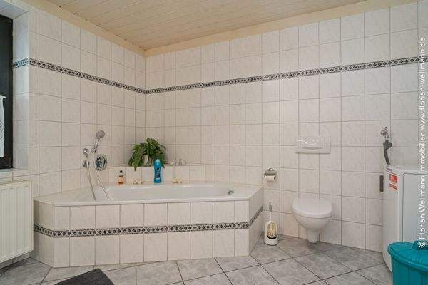 ... und Eckbadewanne.