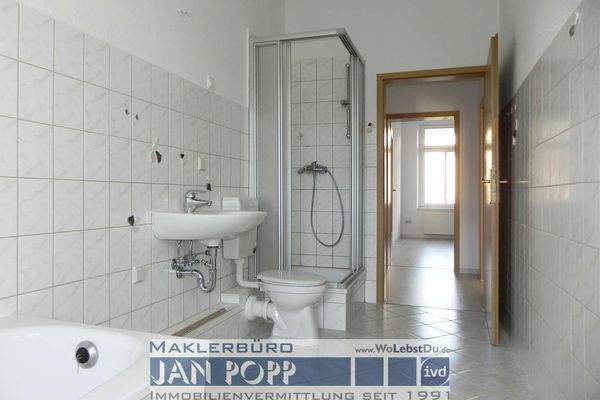 Tageslichtbad mit Wanne und Duschkabine 