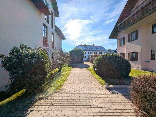 Zugang zum gepflegten Mehrfamilienhaus