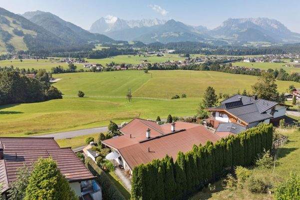 ... mit traumhaftem Blick auf die Tiroler Bergwelt