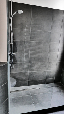 Große und flache Dusche