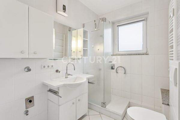 Helles, neuwertiges Bad