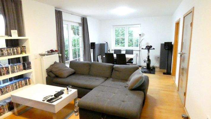 Blick zum Essbereich mit Küchenzugang