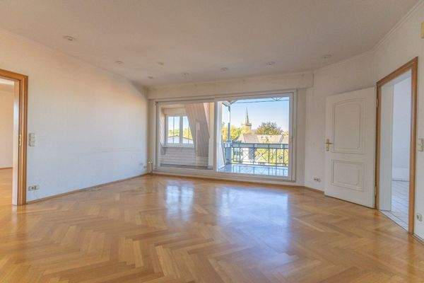 Esszimmer mit Zugang zum Balkon