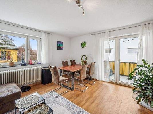 Wohnzimmer mit Balkon