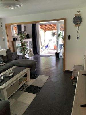 Wohnzimmer mit Blick zur Terrasse