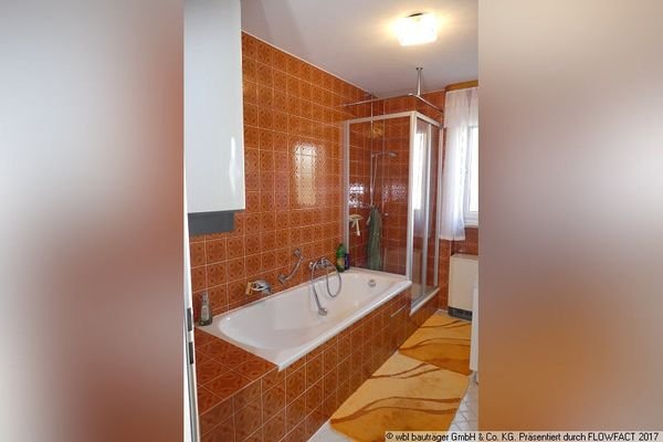 Gepflegtes Bad mit Dusche und Wanne im EG