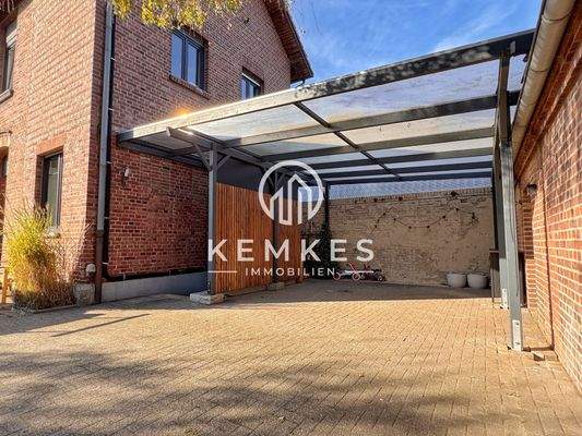 Carport zwischen Haus und Schuppen + Kelleraußentreppe