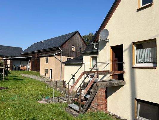 Hausabgang von Hof zu Scheune und Garten