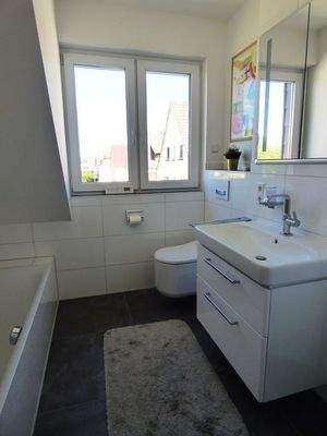 Tageslichtbad mit Wanne + Dusch-WC.