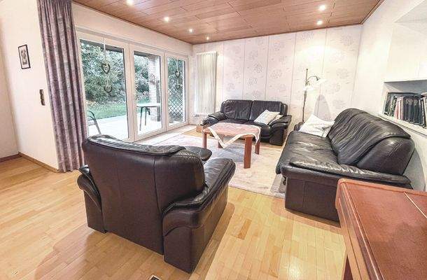 Wohnzimmer EG mit Ausgang auf die Terrasse