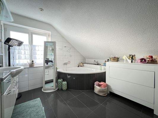 Modernes Badezimmer im DG