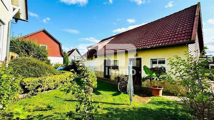 Nebengebäude mit Garage / Gartenbereich 1