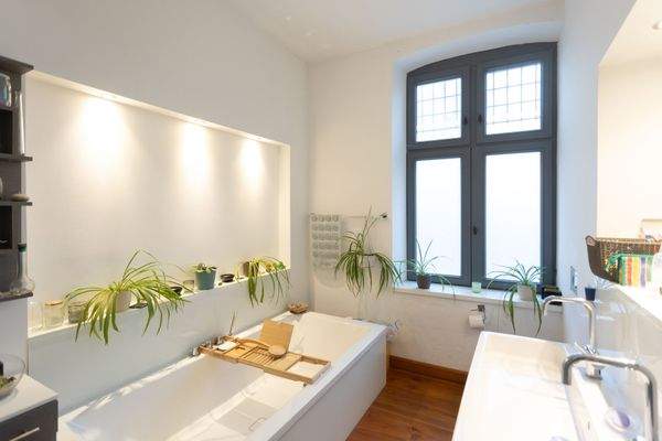 Bad mit Wanne und Dusche