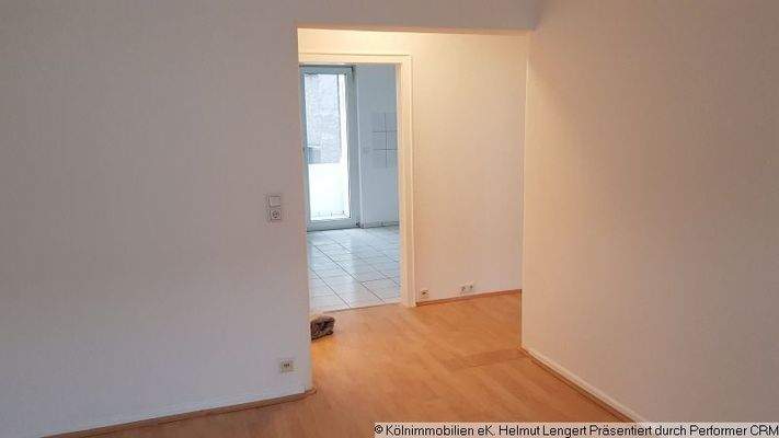 Blick vom Wohnraum auf Küche mit Balkon