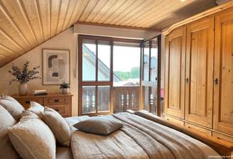 Schlafzimmer mit Zugang zum Balkon möbliert