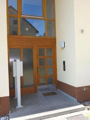 Hauseingang 6-Parteien-Haus