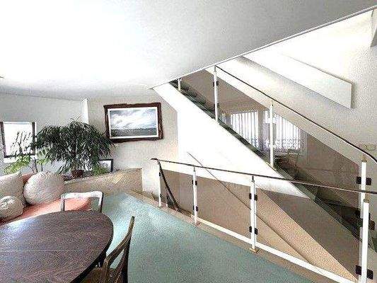 OG: Wohndiele mit Galerie- stilvolle Treppe ins OG