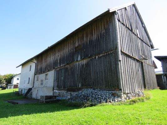 Stall und große Scheune angebaut 