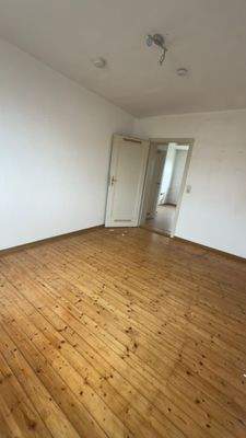 Helles Zimmer mit Holzboden